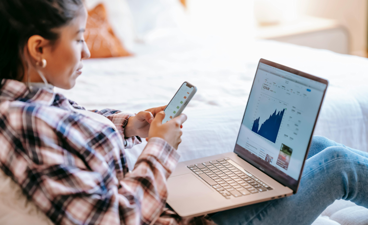 Illustration woman with mobile phone and laptop