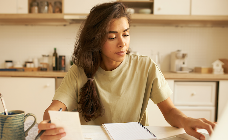 illustratie jonge vrouw met paperassen