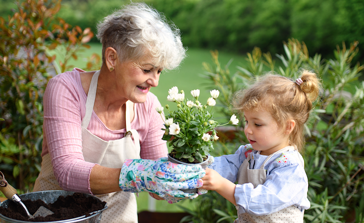 Illustratie vrouw geeft plantje aan kind